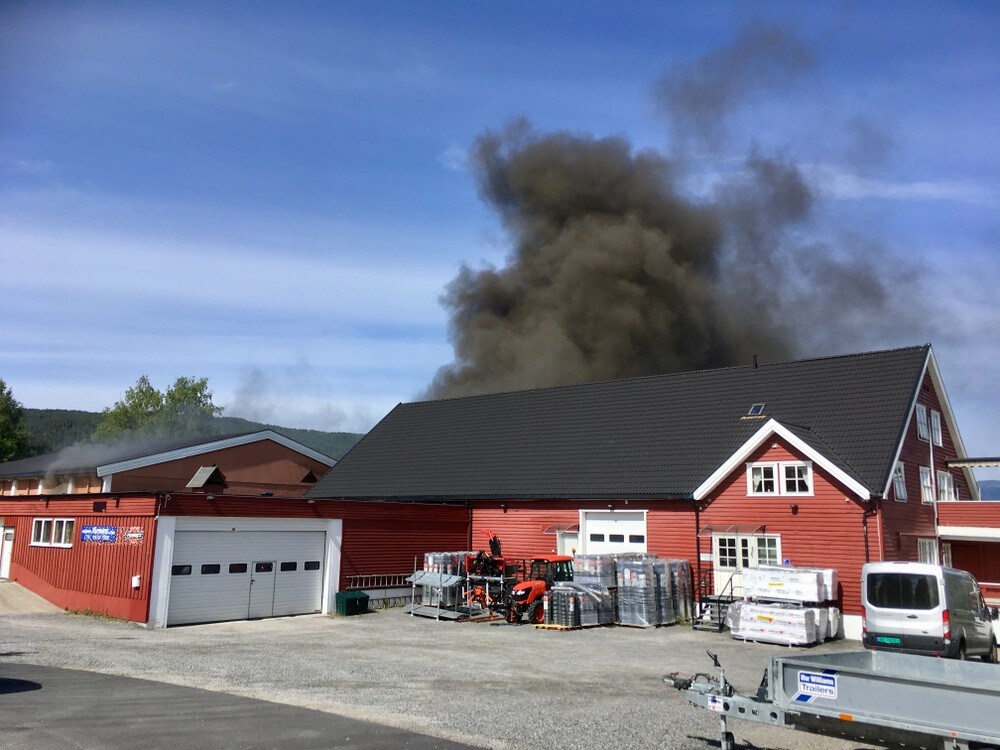 Brann i lagerbygg - frykter eksplosjon
