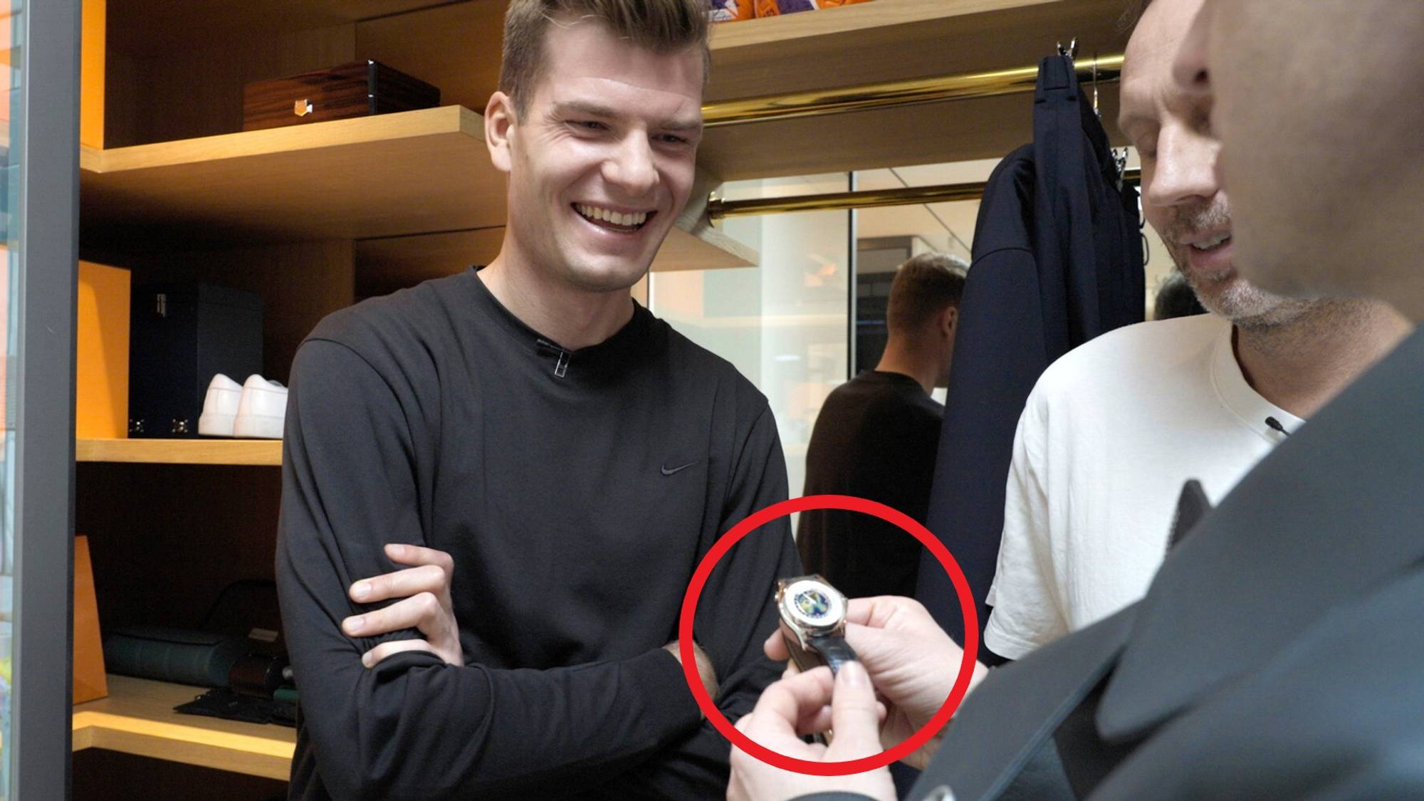 Alexander Sørloth viser frem klokken til Morten Ramm og Eirik Solbakken