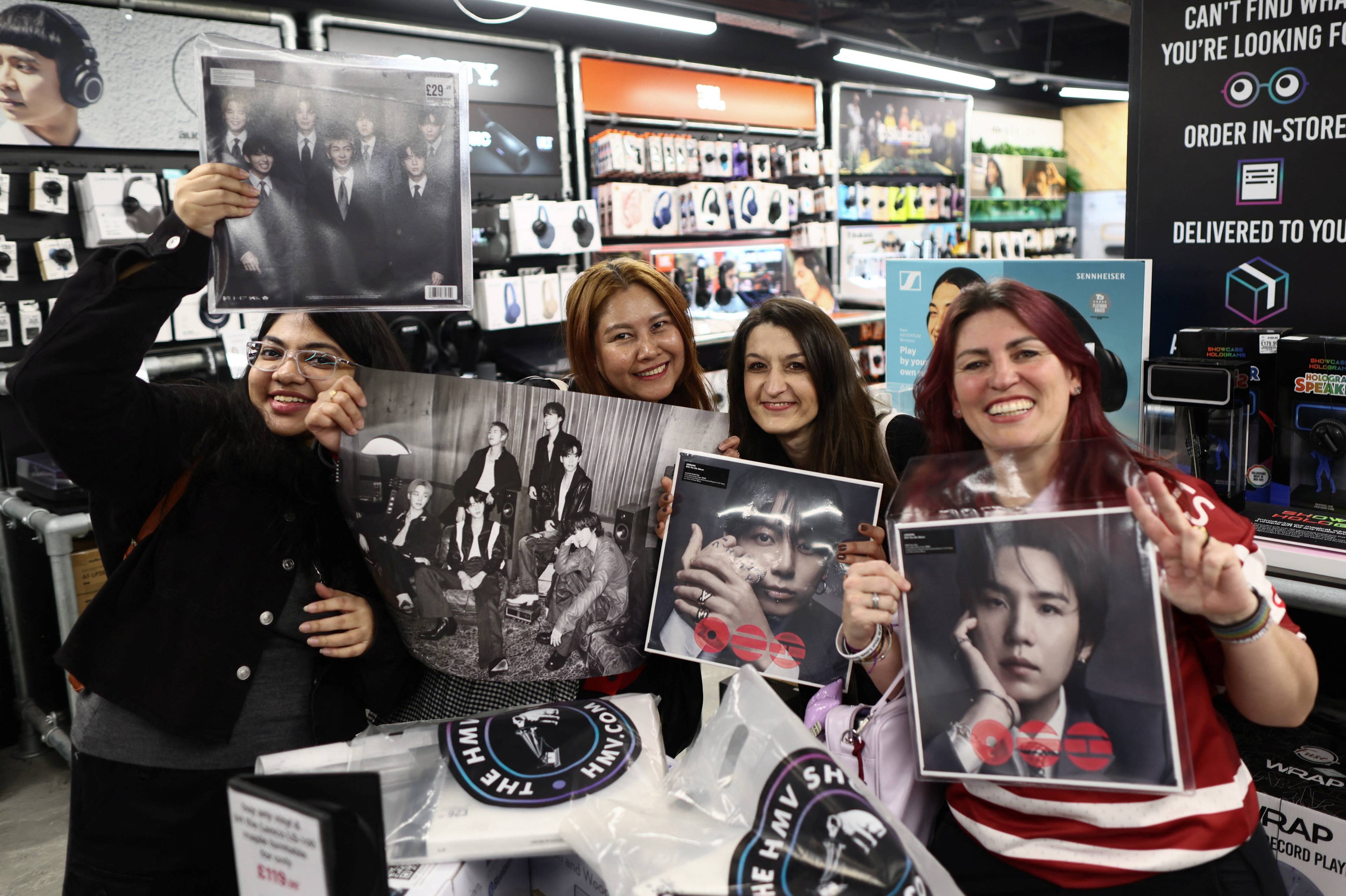 BTS fans med vinylplater av siste utgivelse "Airrang"