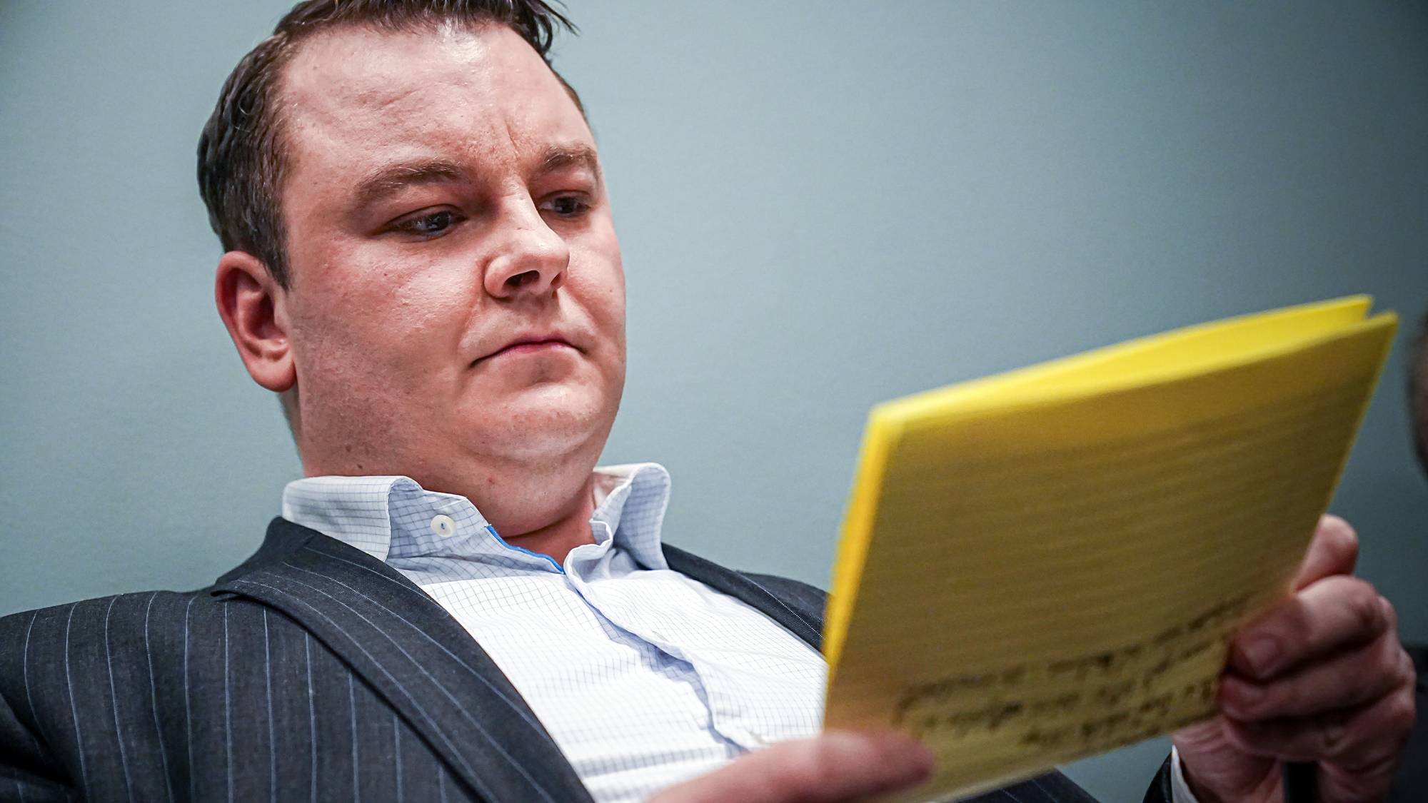 Espen Teigen leser noe fra papiret