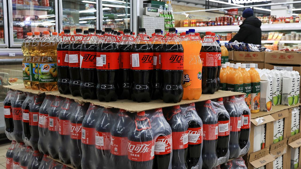 Flasker med Coca-Cola som er importerte frå Kina står til sals i ein russisk daglegvarebutikk.