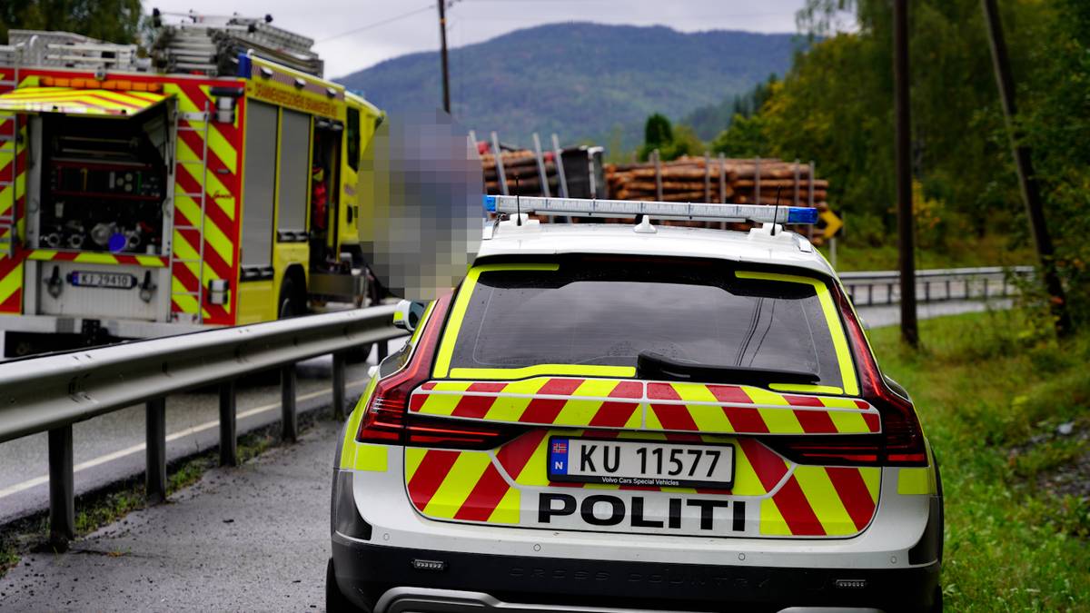 Møteulykke mellom bil og tømmerbil i Øvre Eiker - en person alvorlig skadd