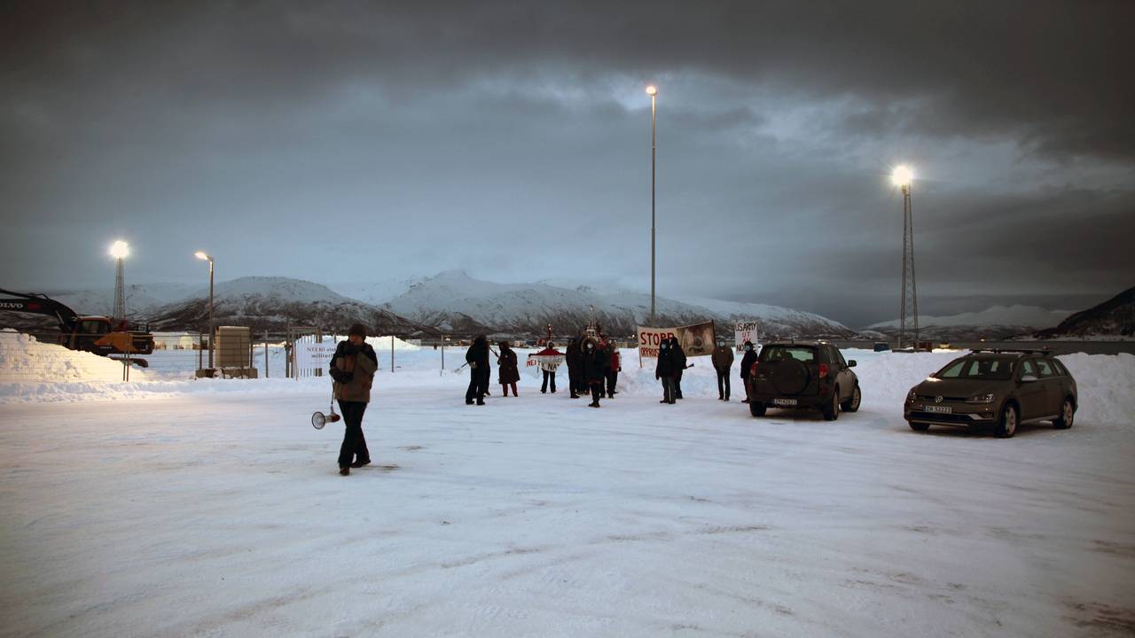 En liten og standhaftig gruppe demonstranter møtte opp på kaia på Tønsnes utenfor Tromsø by.