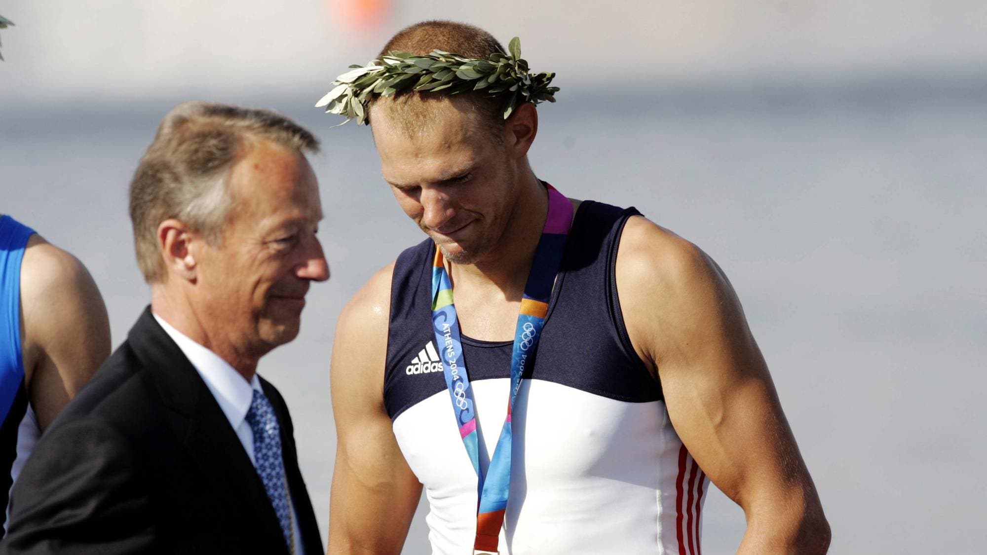 Aten, Hellas 20040821. Roing, singlesculler. 
Olaf Tufte vant Norges første OL gull under OL i Aten lørdag. ICO-medlem Gerhard Heiberg delte ut medaljene.
Foto: Cornelius Poppe / NTB