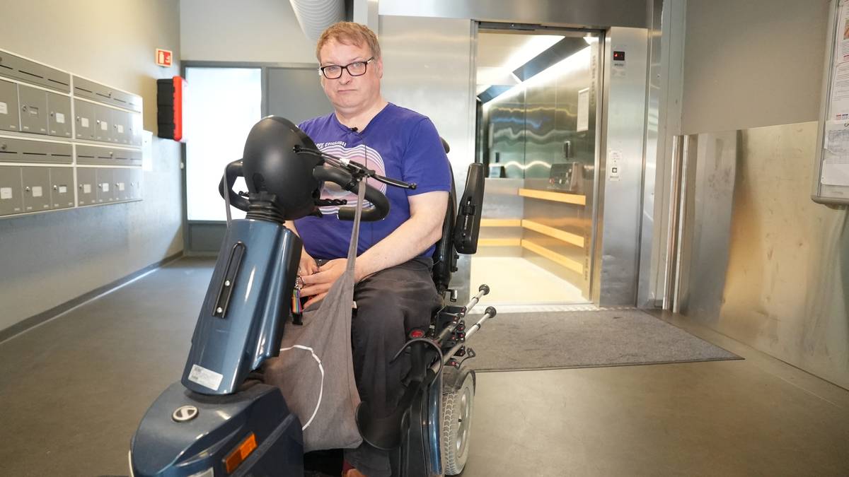 Ble nektet å bruke elektrisk scooter i egen boligblokk: – Nedrig