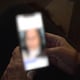 Kåre Riibe Ramskjell / NRK BUP-ansatt fra Nordland - ser på mobiltelefon