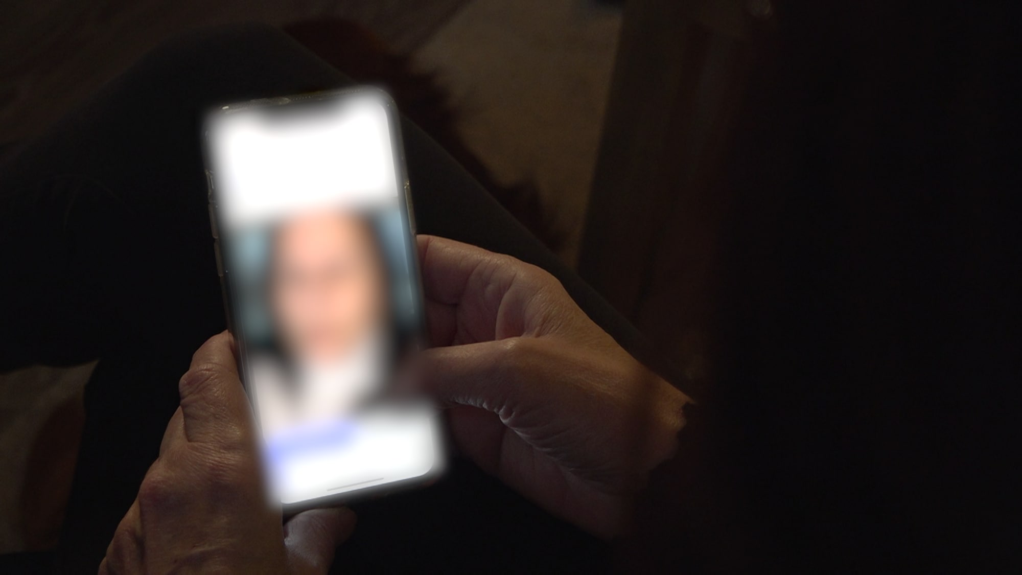 BUP-ansatt fra Nordland - ser på mobiltelefon