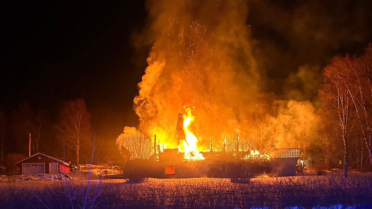 Hus overtent i Troms – to personer evakuert av tilfeldig forbipasserende