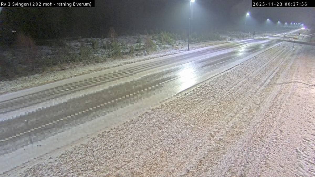 Vanskelege køyreforhold – bilane sklir sakte, men sikkert av vegen