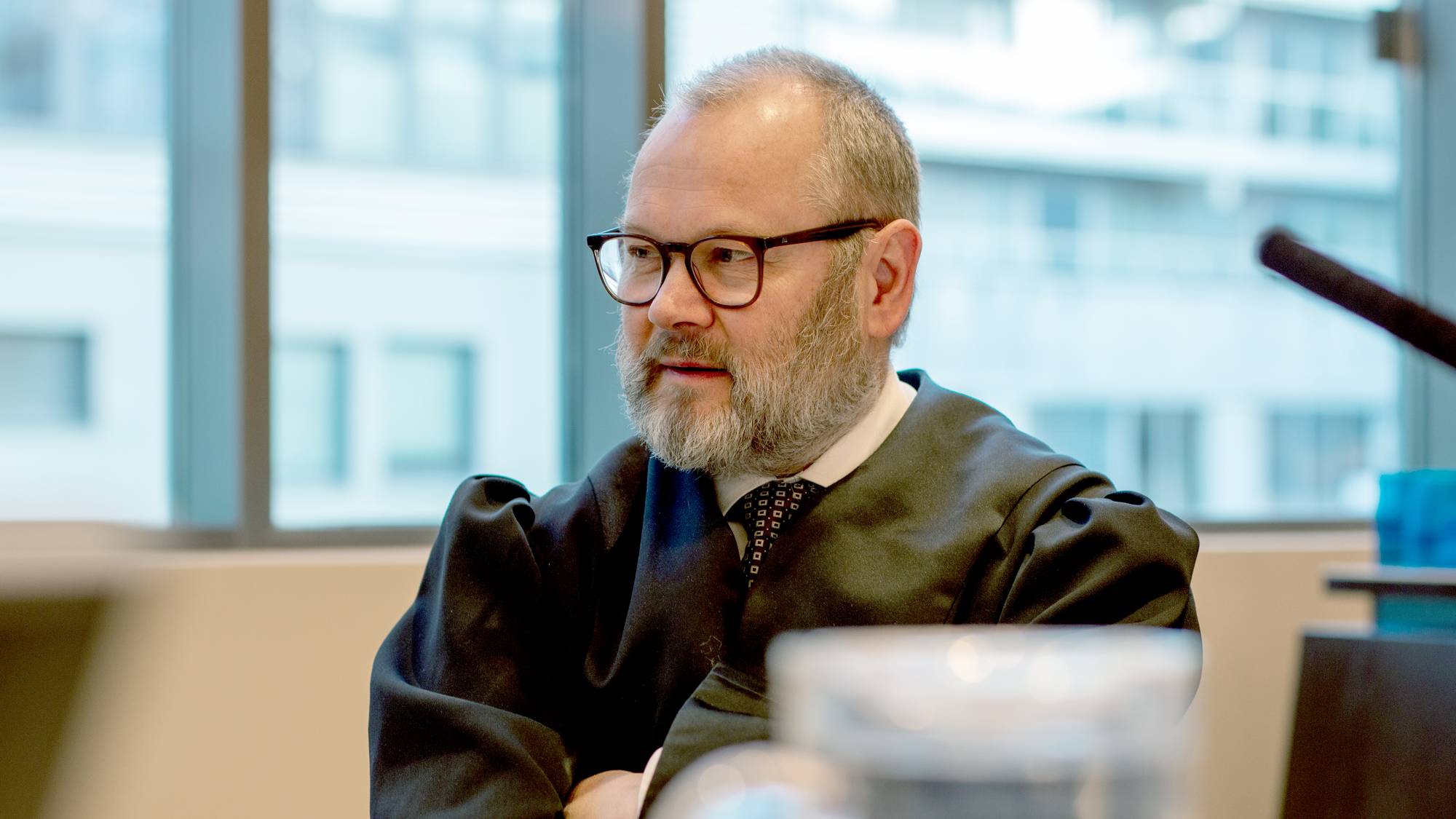 en mann som sitter ved et skrivebord