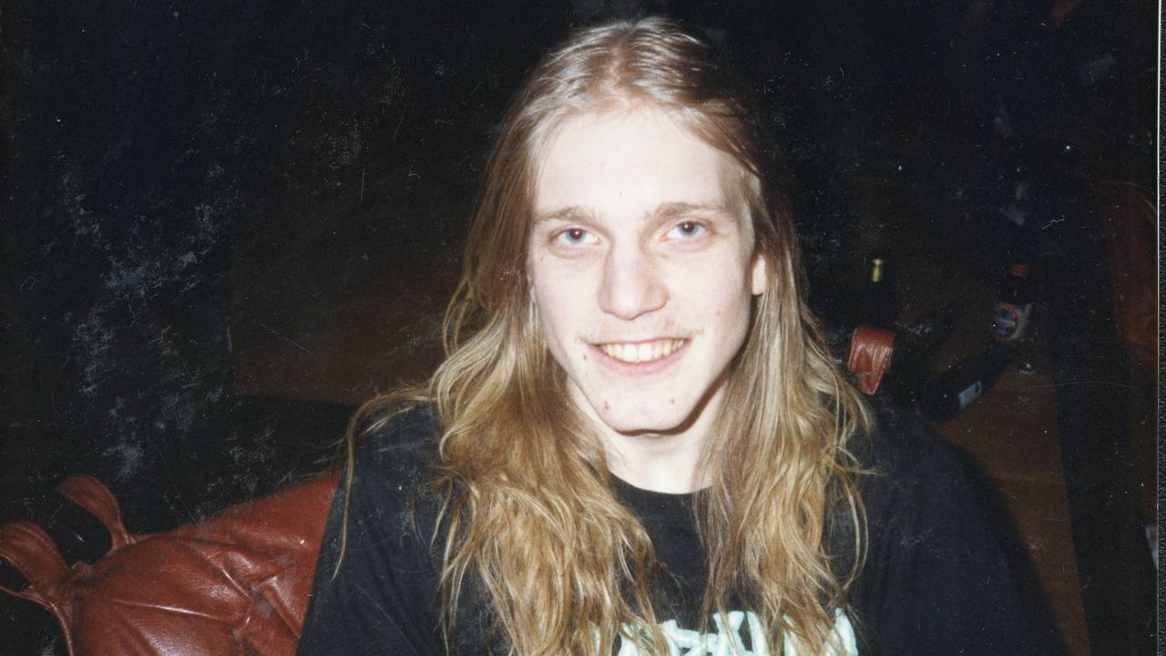Nærbilde av Pelle Ohlin på fest. Han ser litt brydd ut, men smiler til kameraet.