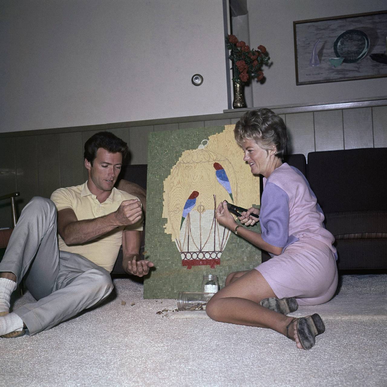 Clint Eastwood og kona Maggie driver med noe mosaikk-kunst-greier i 1962.