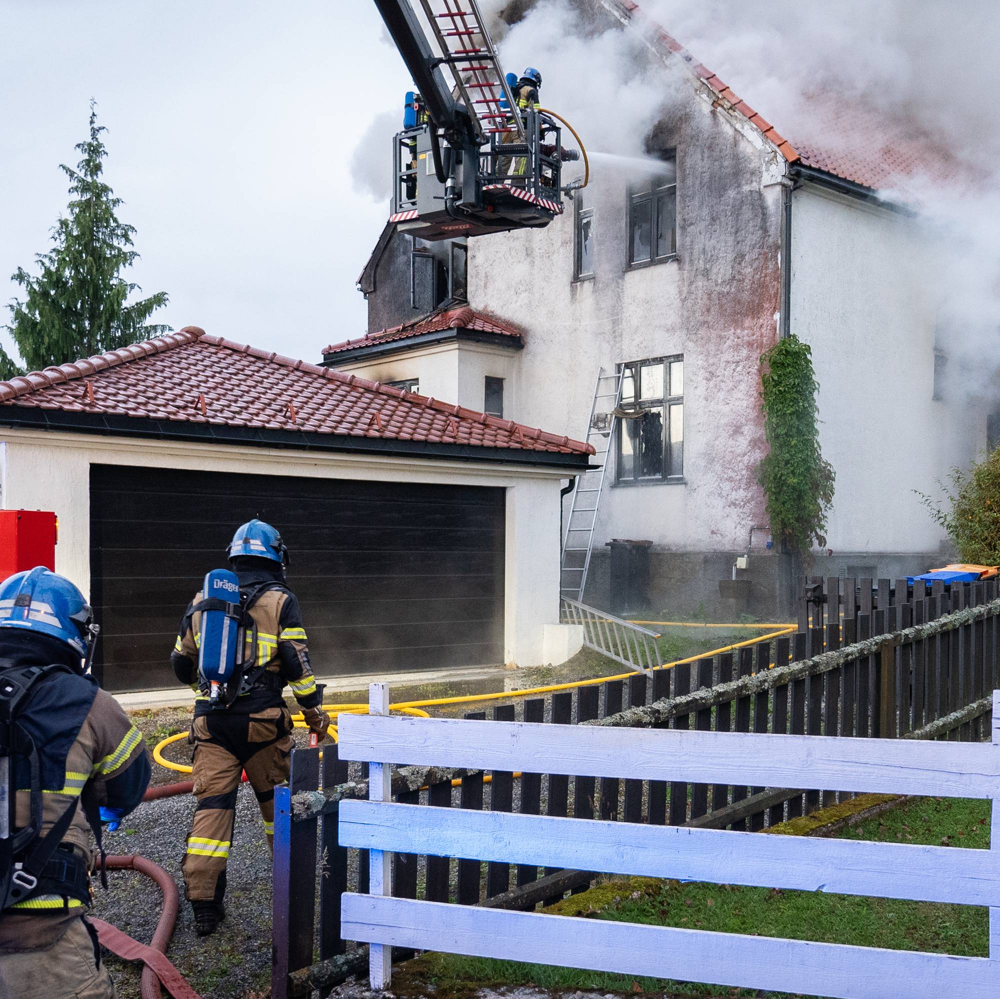 brannmenn slukker en brann