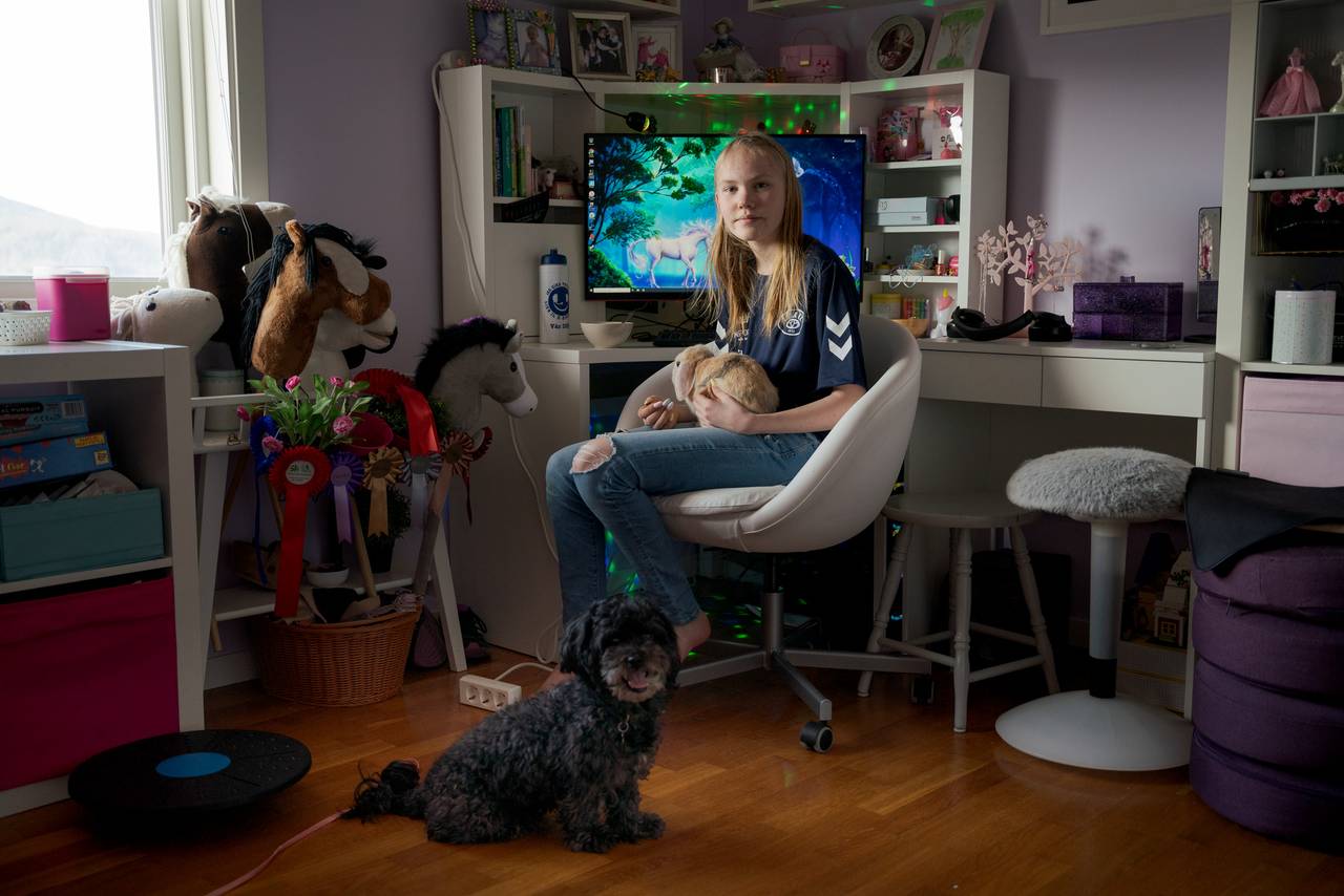Nora Søfting Redalen (12) på jenterommet med kaninen Cherry på fanget. Hunden Kavring hviler på gulvet.