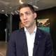 Dan Robert Larsen / NRK En mann i dress