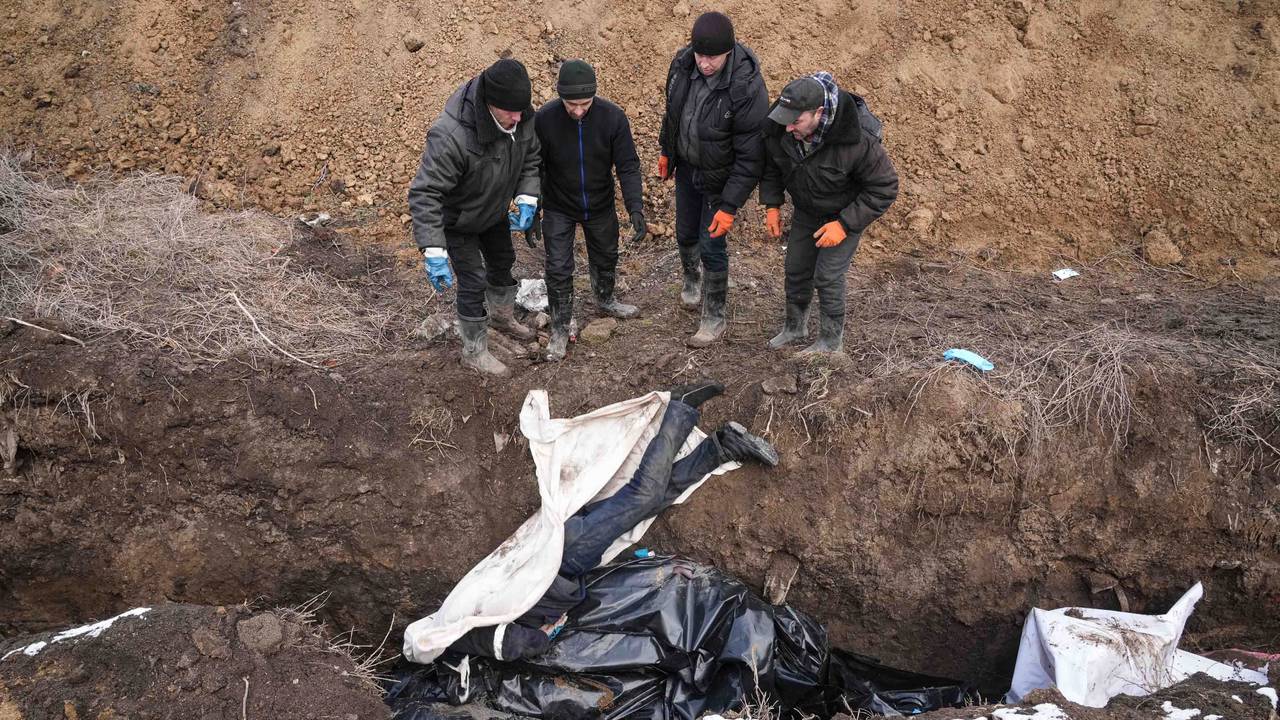 I morti vengono seppelliti in una fossa comune, perché è troppo pericoloso tenere funerali ordinari, secondo le autorità locali di Mariupol. 