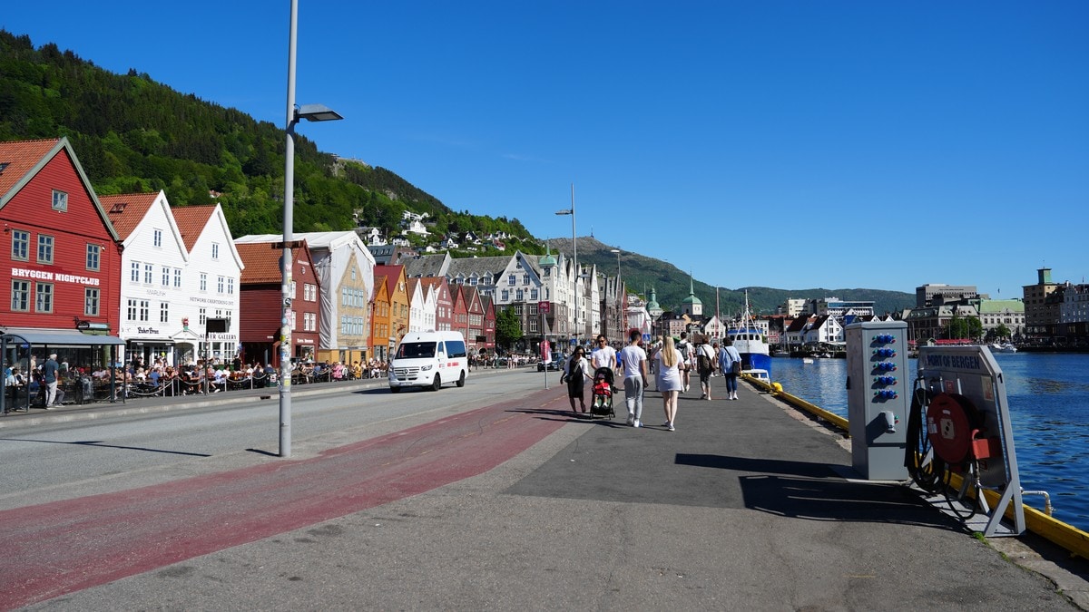 Bryggen i Bergen fekk sykkelveg – benkar, blomar og bosspann blei borte