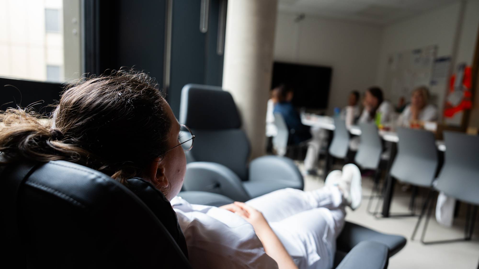Sykepleier hviler på jobb