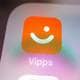 Gorm Kallestad / NTB Bildet viser en nærbilde av en smarttelefon-skjerm som viser app-ikonet til Vipps. Ikonet er oransje med en smilende ansiktsfigur og teksten "Vipps". Til høyre for dette ikonet er et annet app-ikon i blått. Bildekvaliteten er detaljerik, synliggjør skjermens pikselering. (Bildebeskrivelsen er laget av en KI-tjeneste)