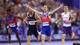 Reuters Cole Hocker tar OL-gull på 1500 meter, mens Jakob Ingebrigtsen løper inn til fjerdeplass.