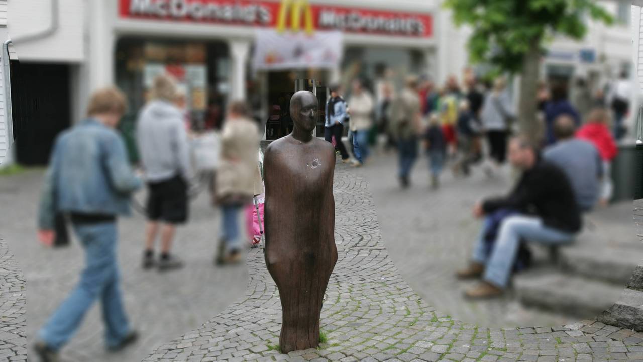 En av Antony Gormleys skulpturer i Stavanger i 2005