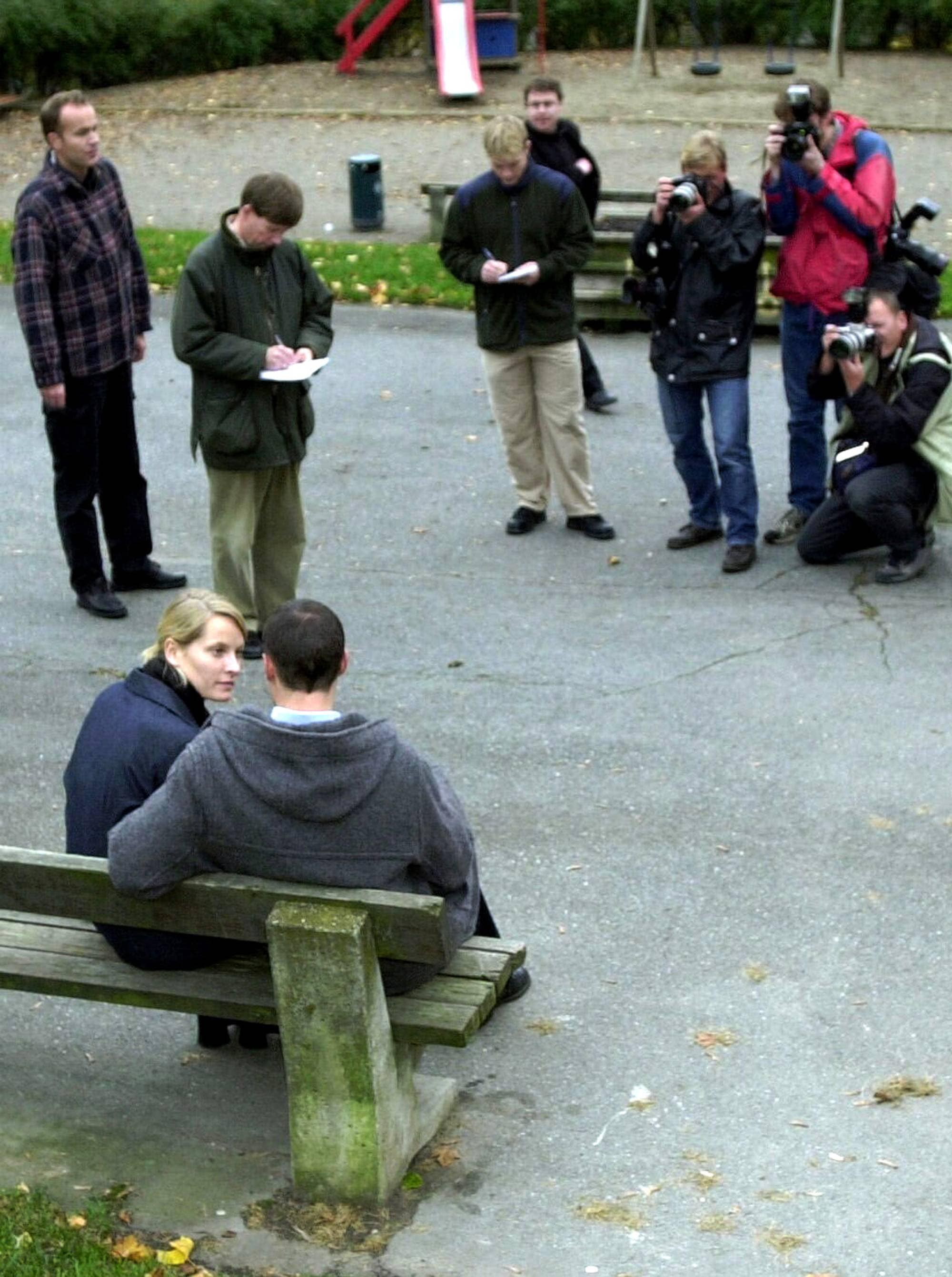 Kronprins Haakon og Mette-Marit Tjessem Høiby sitter på St.Hanshaugen med pressefotografer rundt