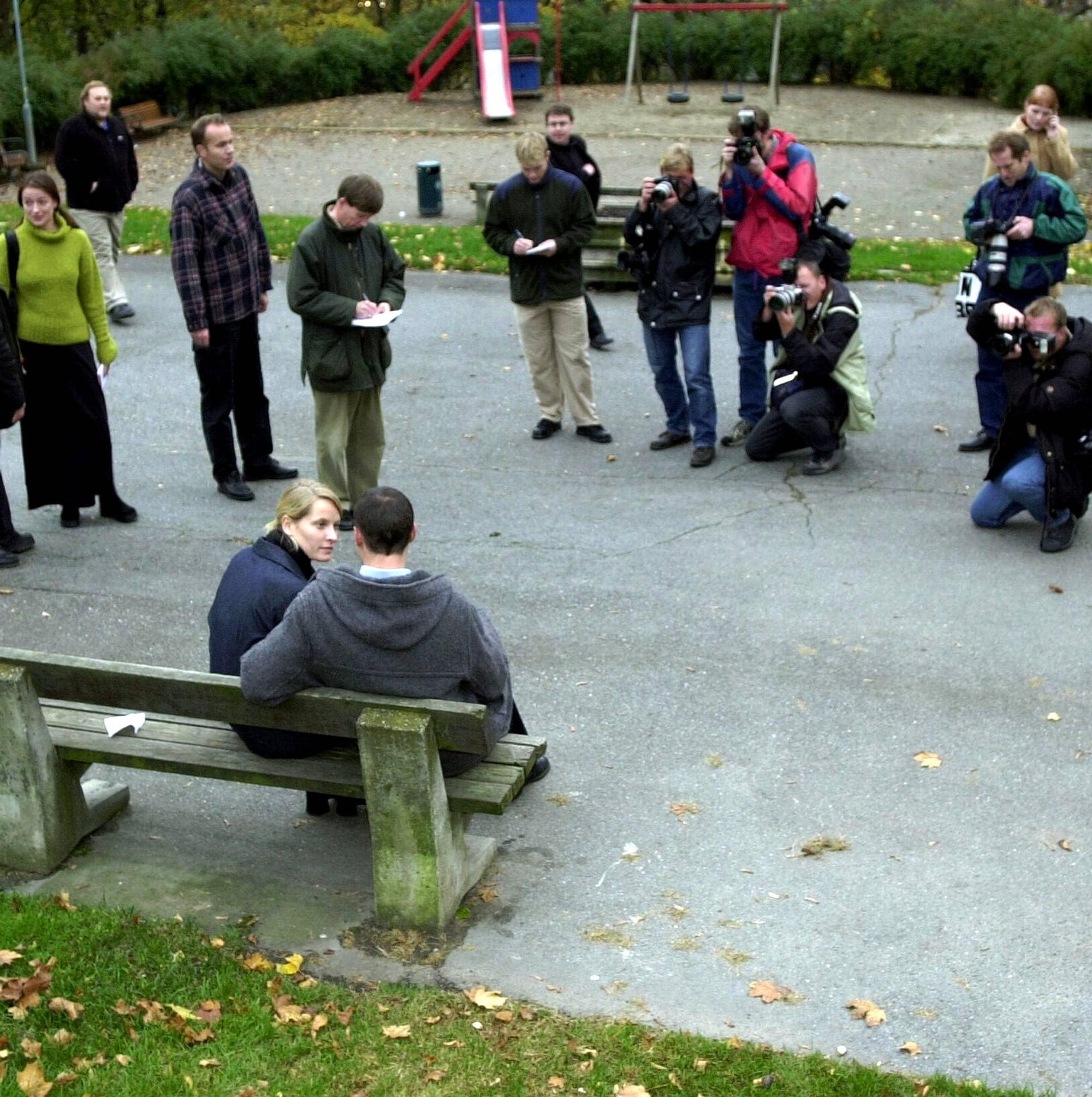 Kronprins Haakon og Mette-Marit Tjessem Høiby sitter på St.Hanshaugen med pressefotografer rundt