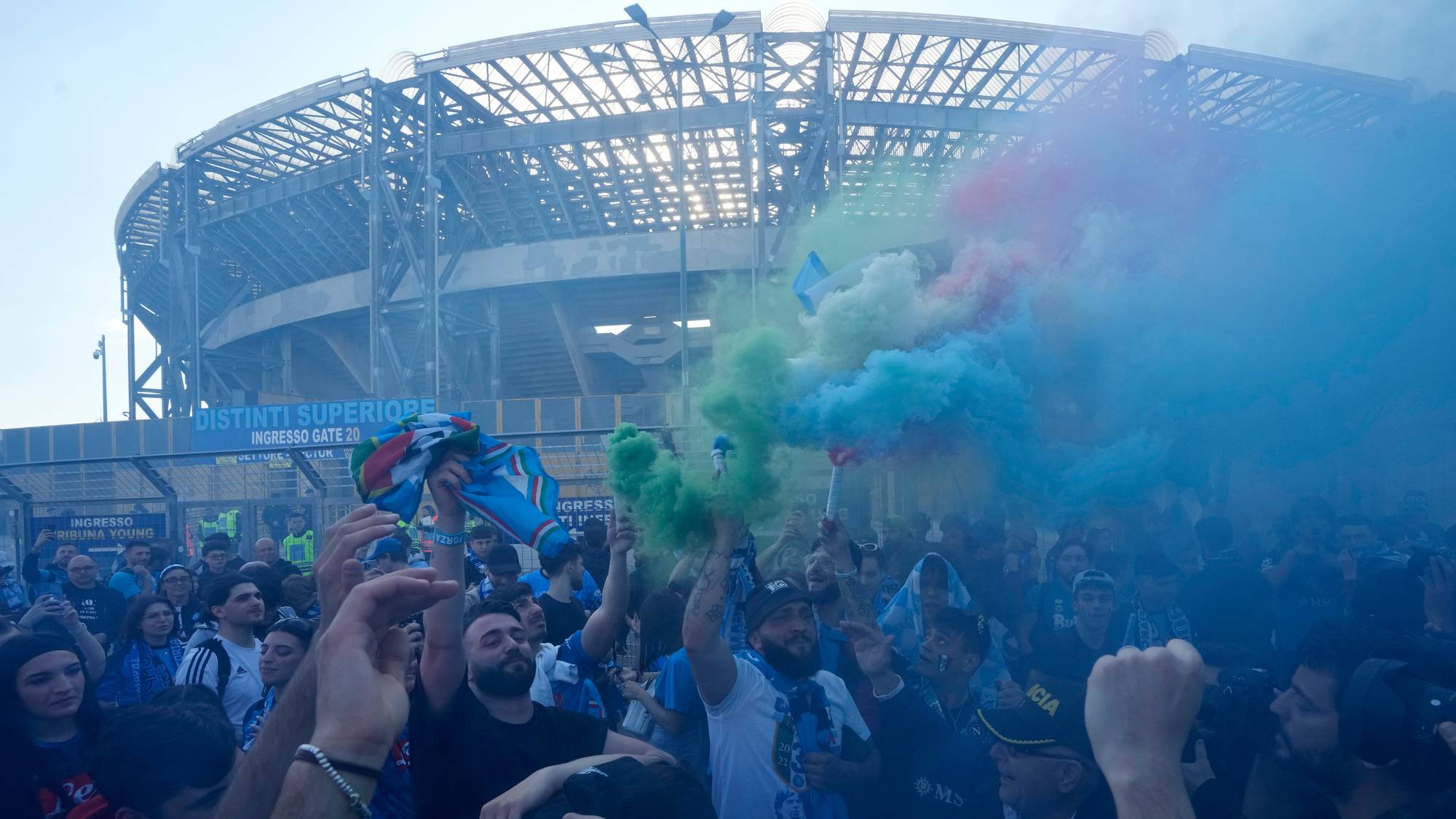 Supportere tenner farget røyk utenfor Diego Armando Maradona-stadion i Napoli. (Bildebeskrivelsen er laget av en KI-tjeneste)