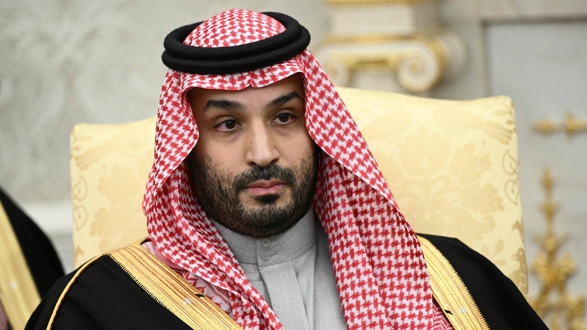 Saudi-Arabias kronprins Mohammed bin Salman sitter i en stol, iført tradisjonell hodeplagg. (Bildebeskrivelsen er laget av en KI-tjeneste)