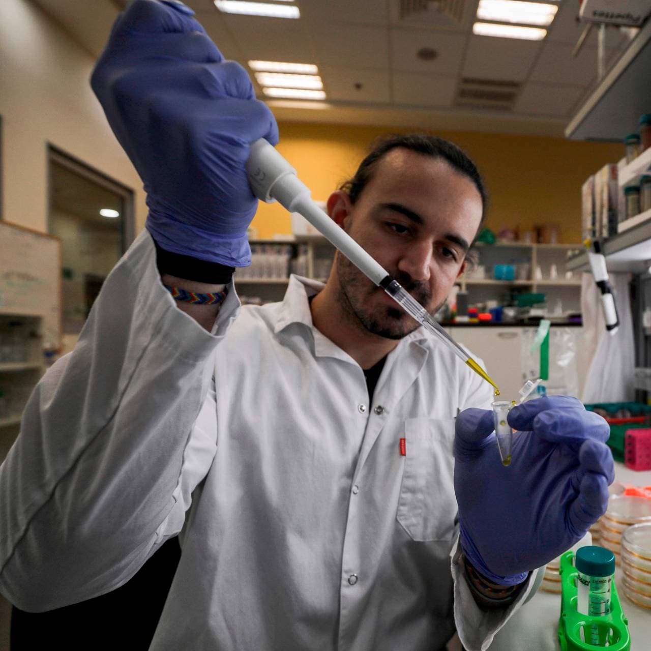 Israelsk forsker jobber med vaksine mot koronaviruset. 