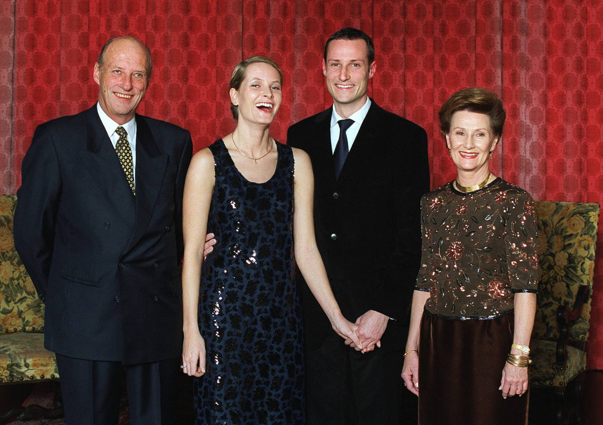 Kronprins Haakon og Mette-Marit Tjessem Høiby stilte til offisiell fotografering sammen med kong Harald og dronning Sonja etter at kronprinsparet forlovet seg.