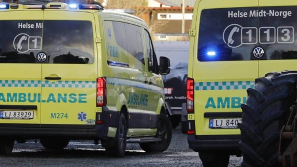 Person omkom etter å ha havnet under traktor