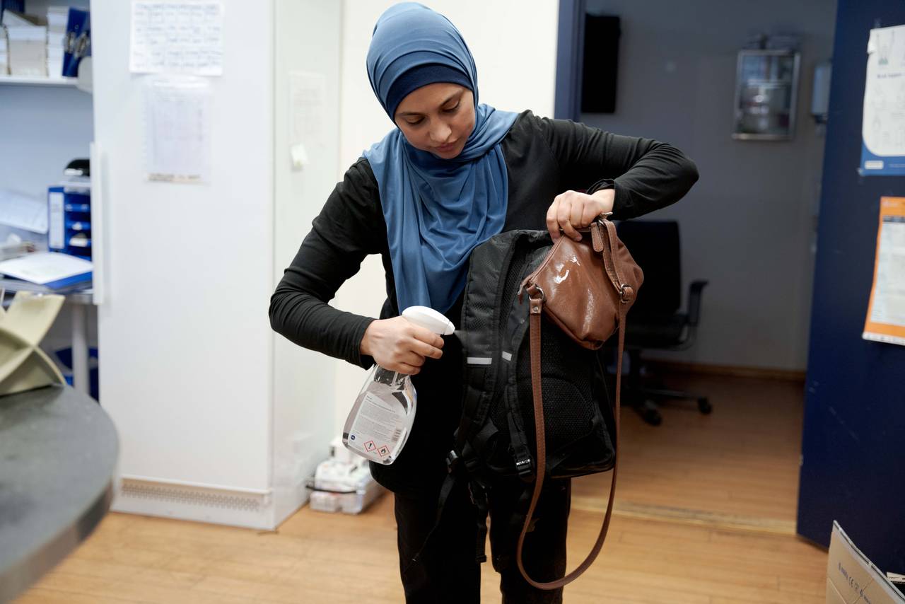 Mona desifinserer sekken før hun drar hjem