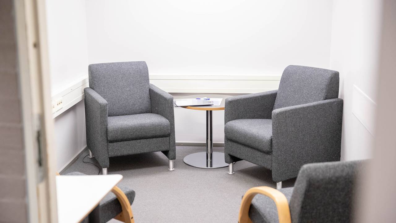 Avhørsrom ved Stovner Politistasjon.