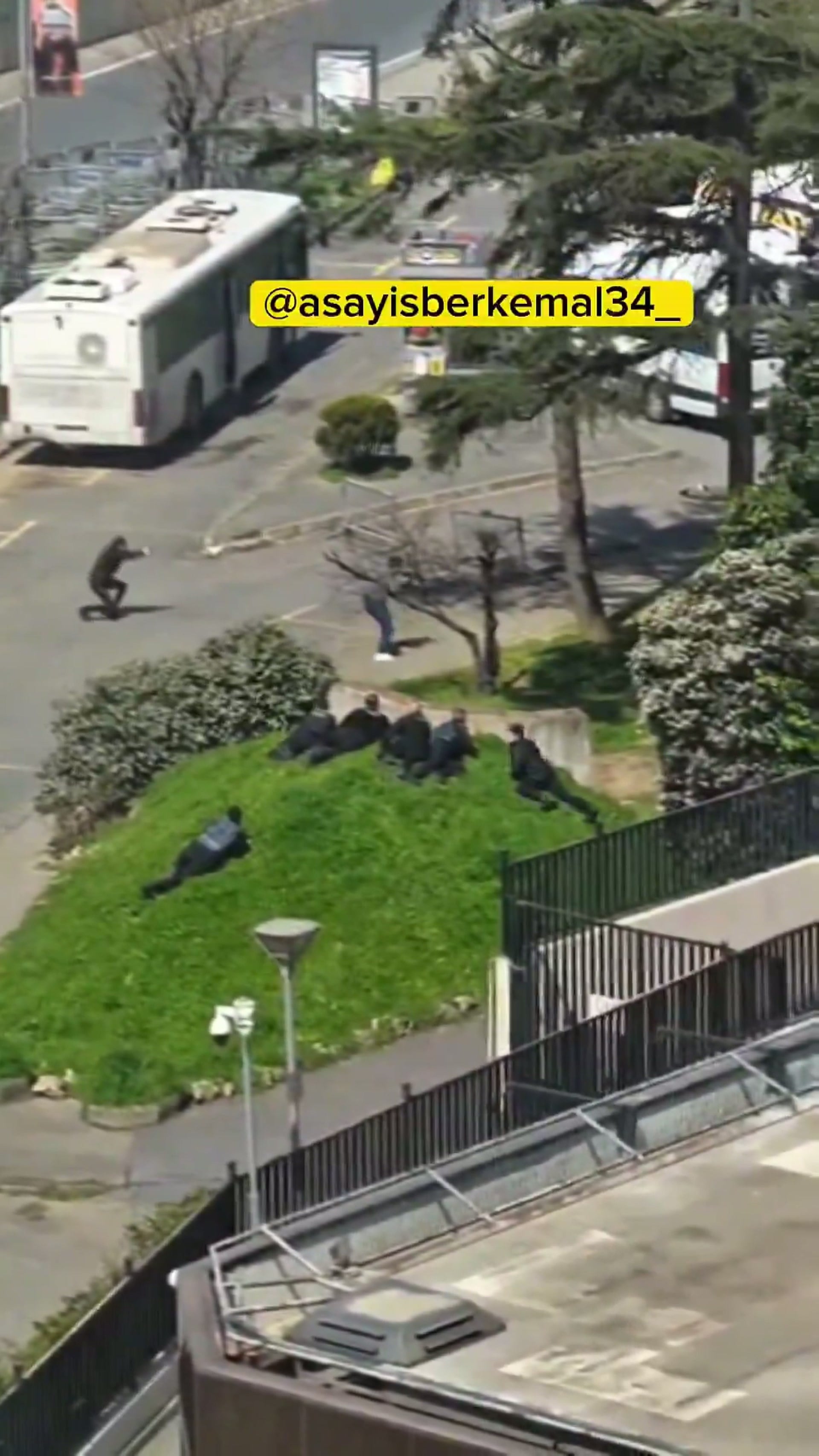 Minst en drept i skyting utenfor det israelske konsulatet i Istanbul, melder tyrkiske medier