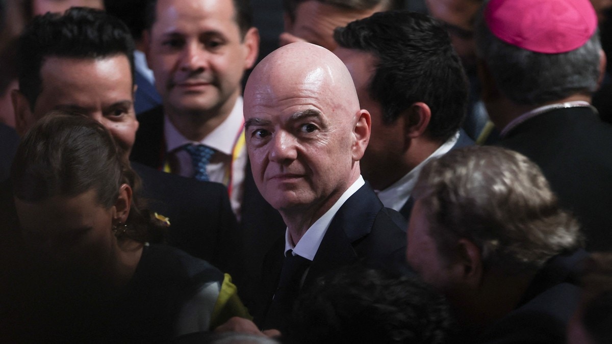 FIFA: – Innsats for å undergrave Det internasjonale fotballforbundet (FIFA) går ut med krass kritikk i en ny melding, etter at organisasjonen har vært i hardt vær de siste dagene.
– Det blir stadig mer tydelig at det foregår en felles og pågående innsats fra enkelte for å undergrave FIFA og dets president, skriver FIFA i en uttalelse på meldingstjenesten X.
FIFA og FIFA-presidenten har vært under hardt press den siste tiden etter at det ble kjent at de hadde planer om å selge deler av fotball-VM til private investorer.
Senere har de sagt at de har droppet planene.
FIFA er heller ikke fornøyd med mediedekningen.
– Nylig rapportering har inkludert ubegrunnede påstander og påviselig falske påstander om FIFA og presidenten. Spekulasjoner og insinuasjoner bør ikke presenteres som fakta, og gjentakelse gjør ikke en påstand sann, heter det i uttalelsen fra FIFA.