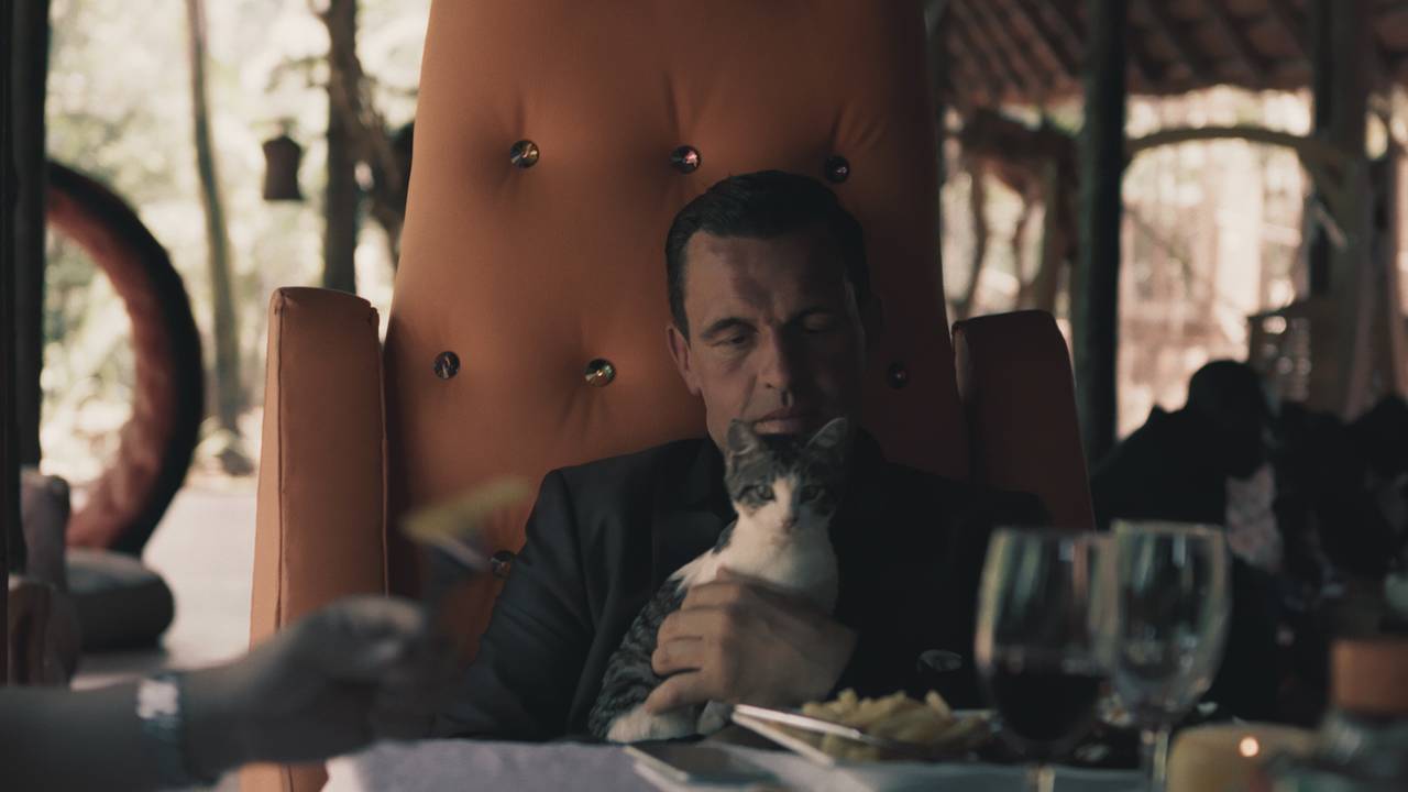 Mr. James sitter med en katt på fanget
