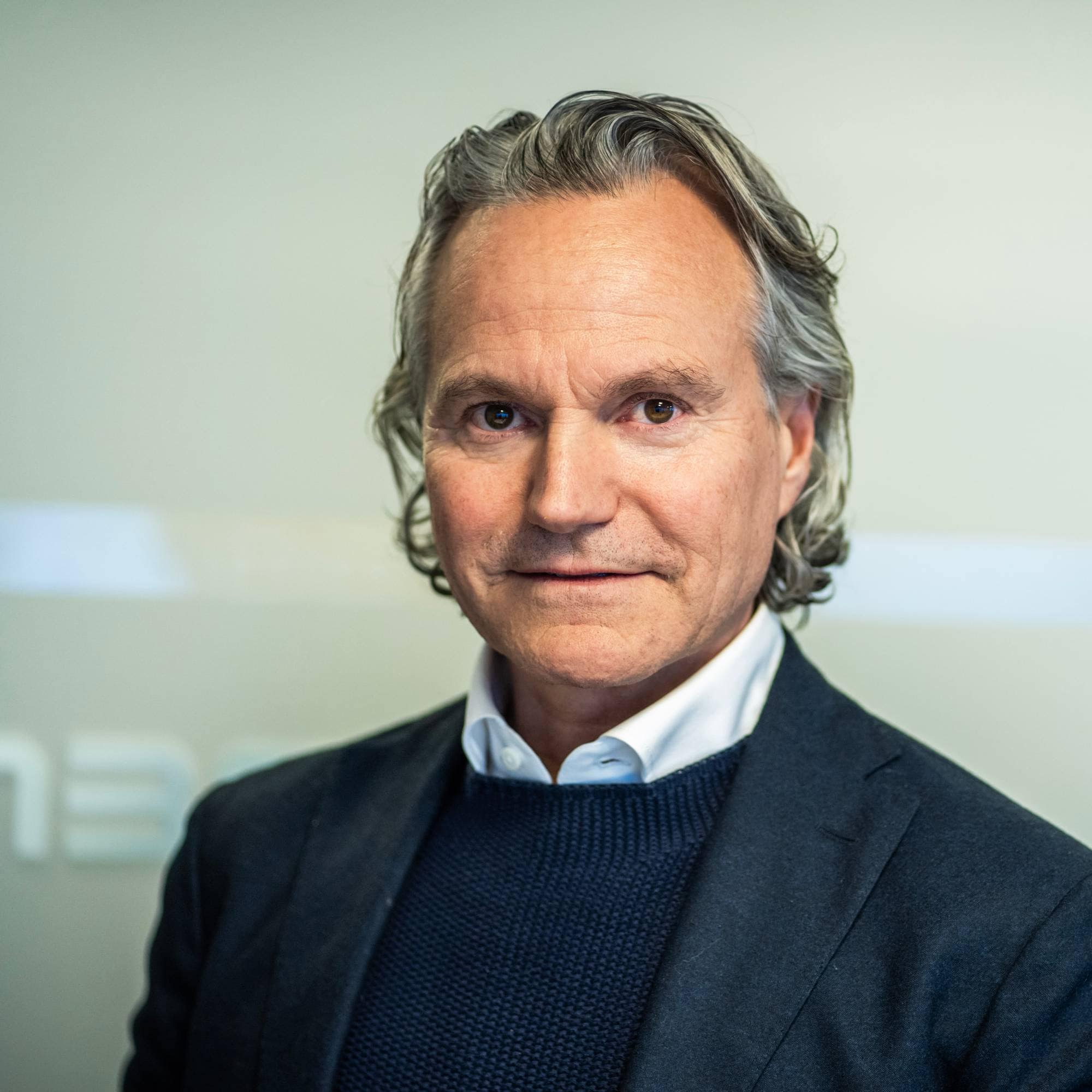 Styreleder i Narvik-VM Eirik Frantzen poserer for kamera. 