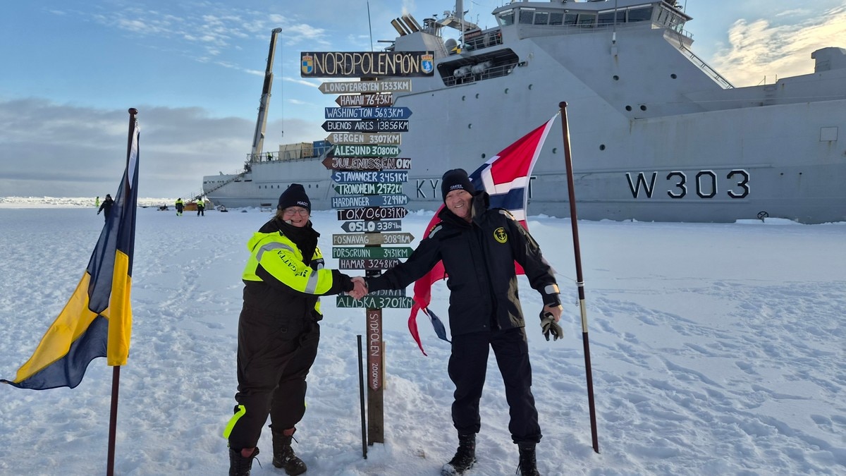 KV Svalbard markerte kongens bortgang på Nordpolen