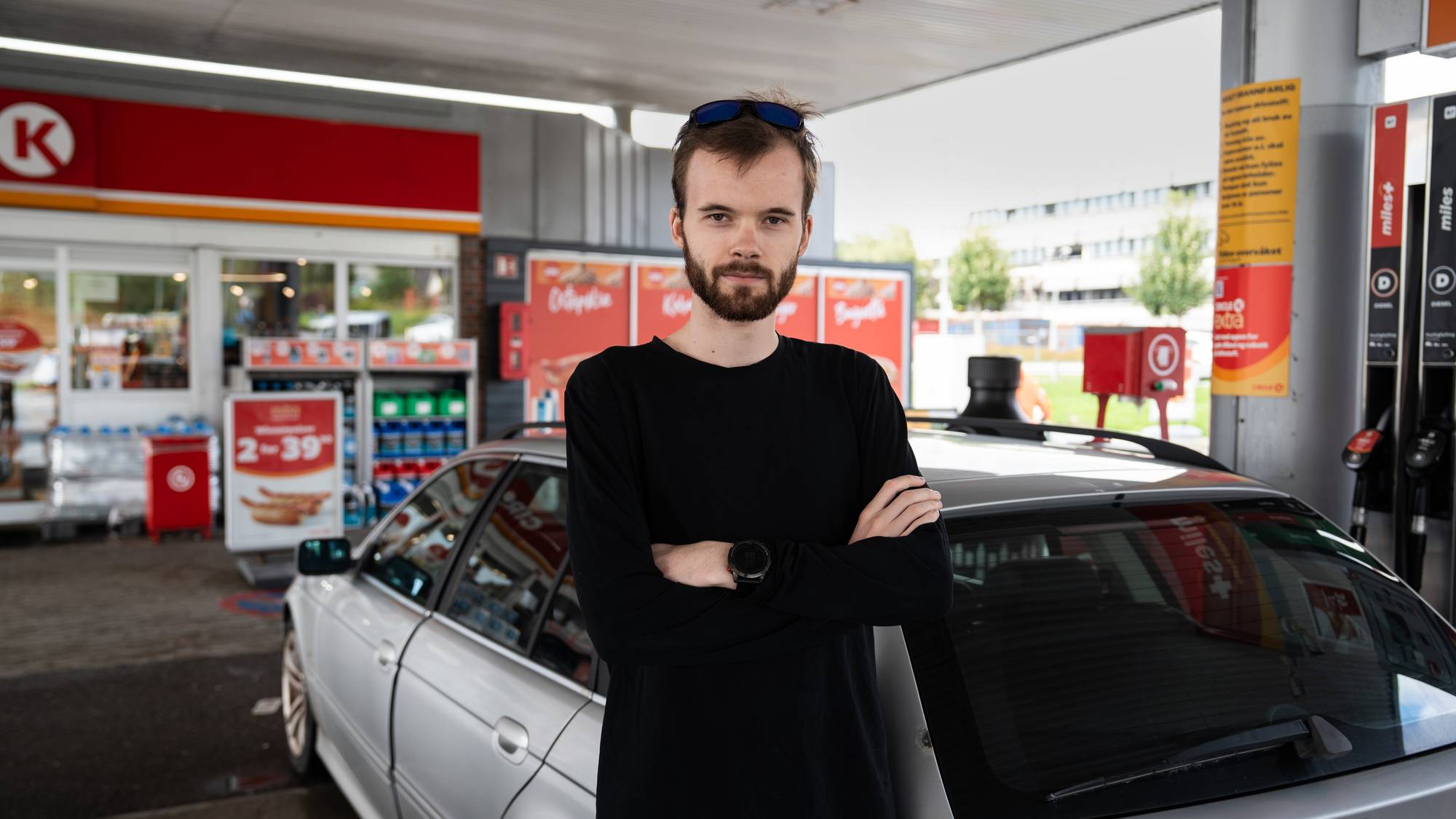 Eirik Bø er kunde på Circle K-stasjonen på Forus. Han står foran bilen sin. 