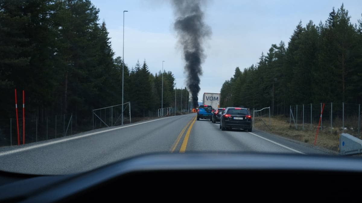 Alvorlig møteulykke mellom lastebil og personbil nord for Romedal i Innlandet