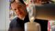 Foto: Eirik Haukenes / NRK En mann heller kaffe fra en kanne i en kopp. (Bildebeskrivelsen er laget av en KI-tjeneste)