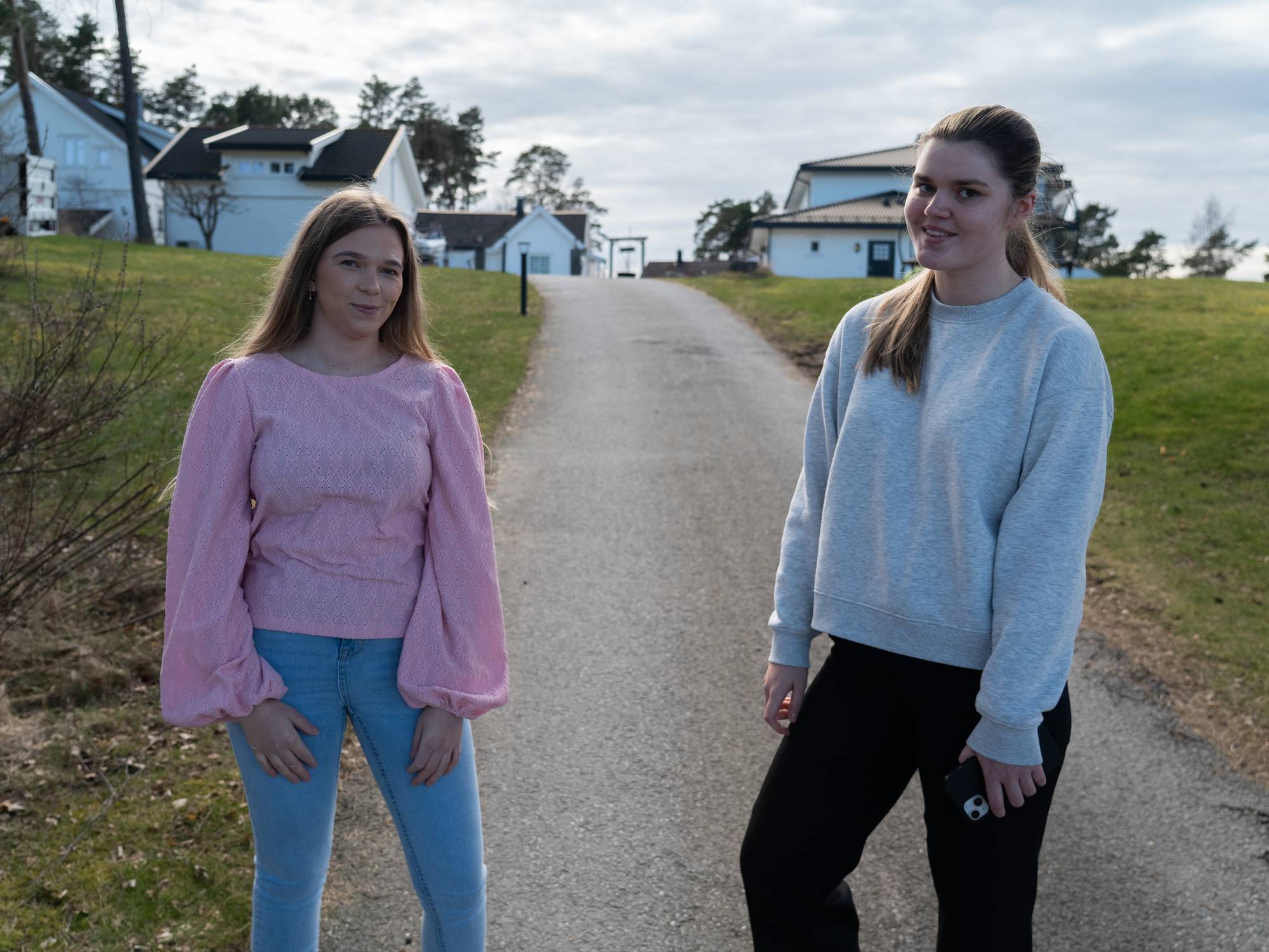 To kvinner møtes ute.