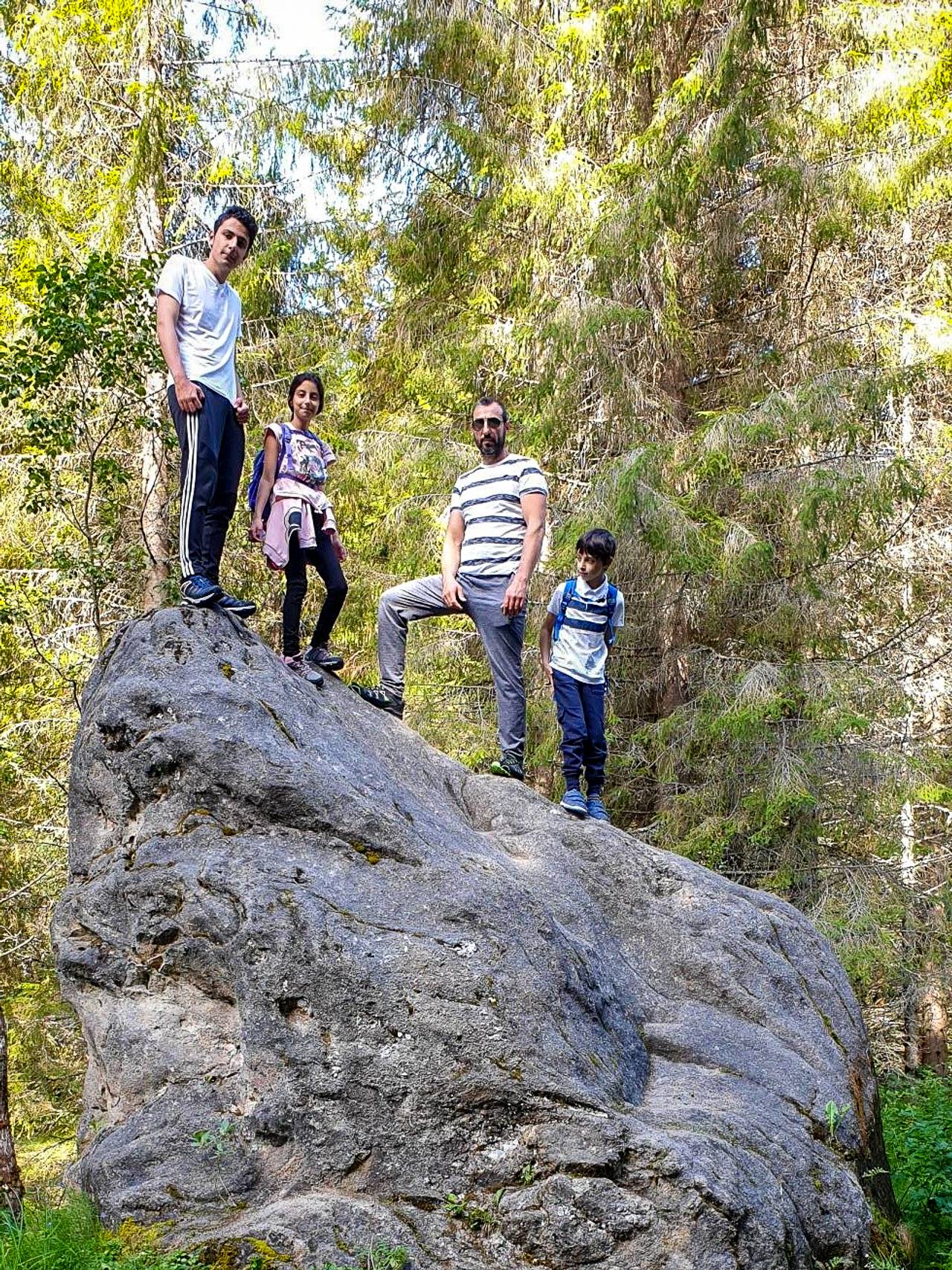 Elias Alawad og familien på tur