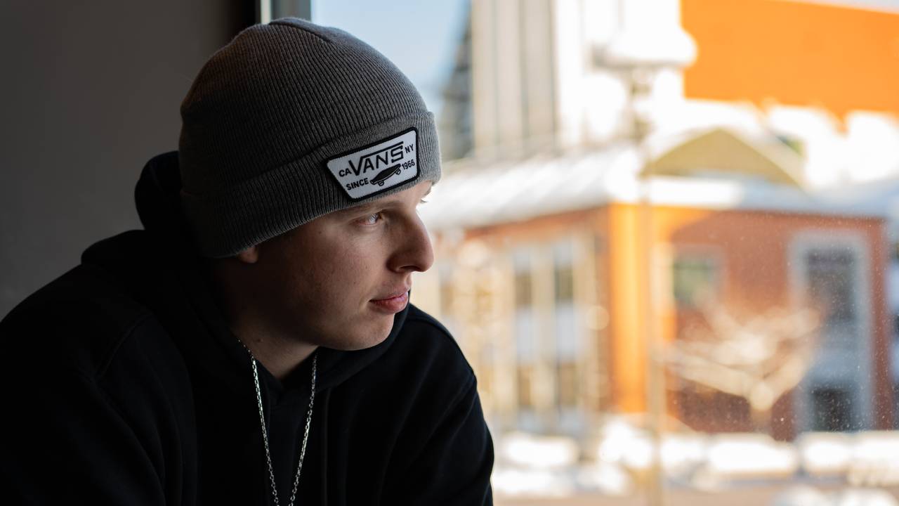 Tor Erlend sitter på kafé i Molde.