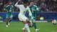 FRANCK FIFE / AFP,NTB Fotballspillere i lyseblå og grønne drakter under en kamp. En spiller i lyseblå med nummer 10 på ryggen, dribler forbi en motspiller. En annen spiller i grønn drakt med nummer 5 er tett bak. (Bildebeskrivelsen er laget av en KI-tjeneste)