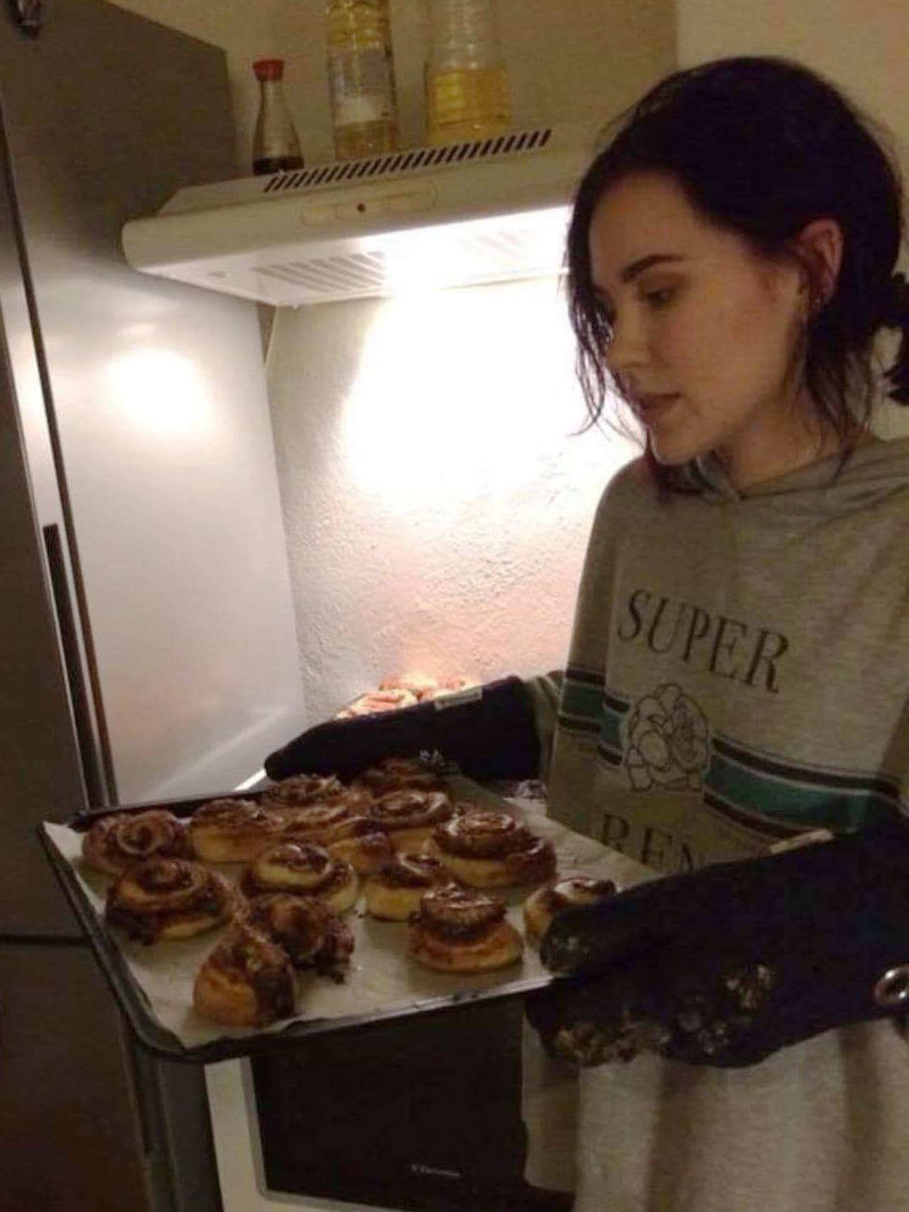 Bilde av Cecilie med nystekte kanelsnurrer