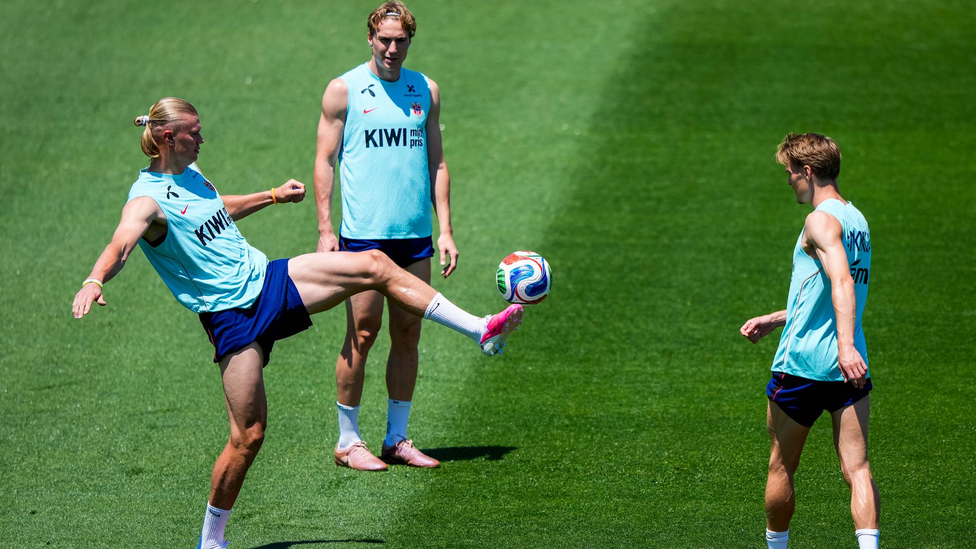 tre menn med en fotball