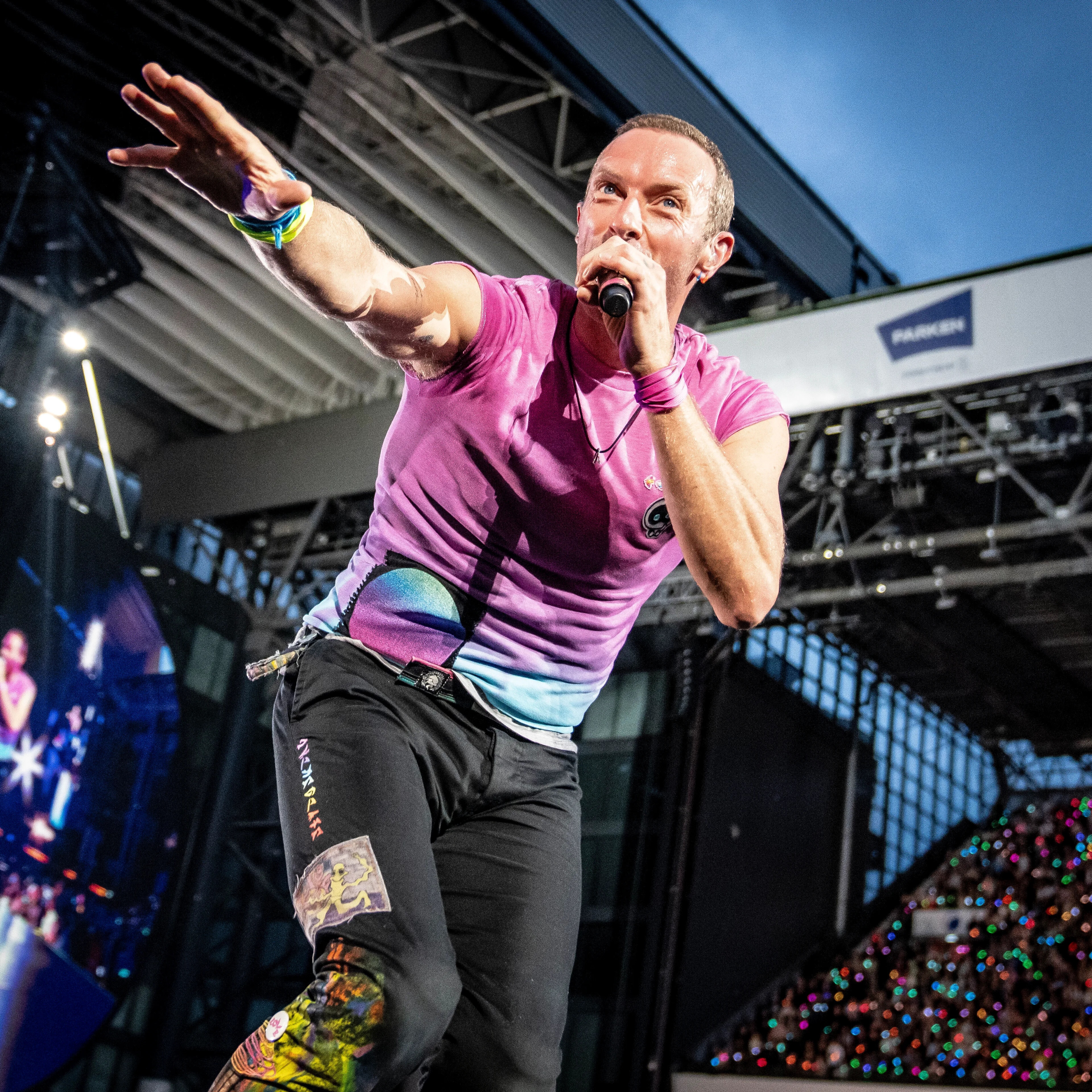 Chris Martin opptreer i Parken Stadium i 2023.