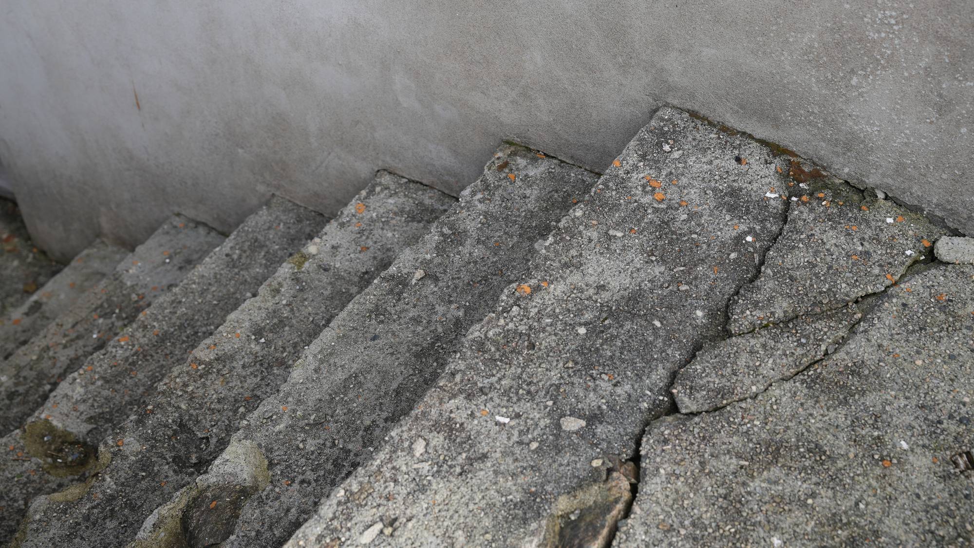 Maskert og valdeleg innbrot i ein bustad i Fana i Bergen: Ytre kjellartrapp i det aktuelle huset.